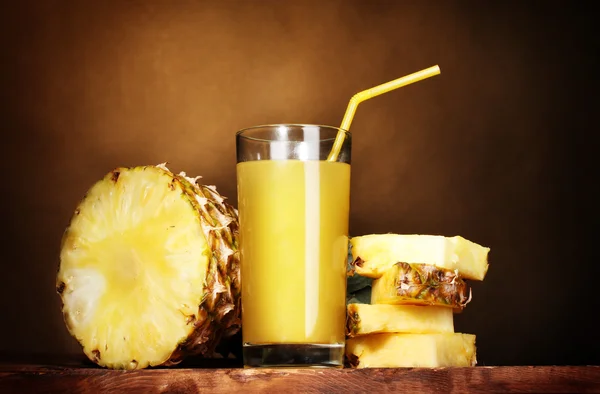 Ринановый сок и ананас на коричневом — стоковое фото