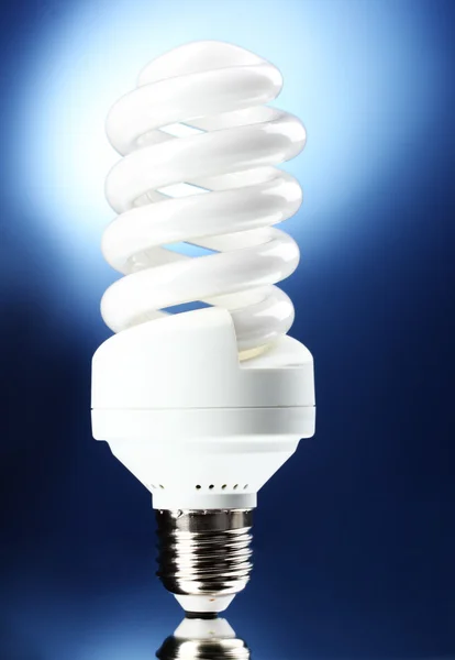 Lámpara de ahorro de energía sobre fondo azul —  Fotos de Stock