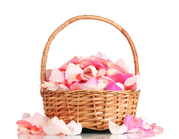 Gyönyörű rózsaszín rózsaszirom a kosár elszigetelt fehér — Stock Fotó