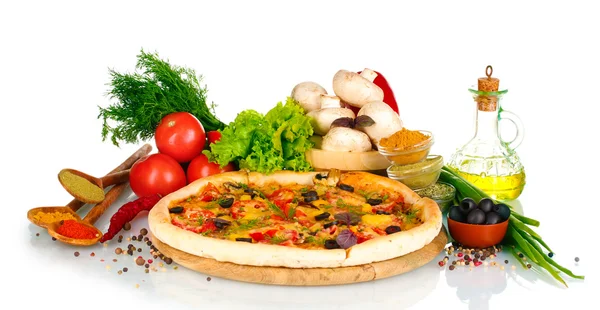 Deliciosa pizza sobre tabla de madera, verduras, especias y aceite aislado en whi — Foto de Stock