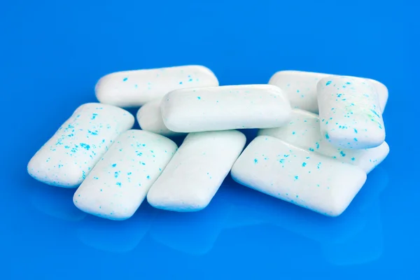 Kauwgom op blauwe achtergrond — Stockfoto