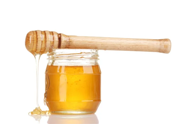 Glas Honig und hölzerner Nieselregen isoliert auf weiß — Stockfoto