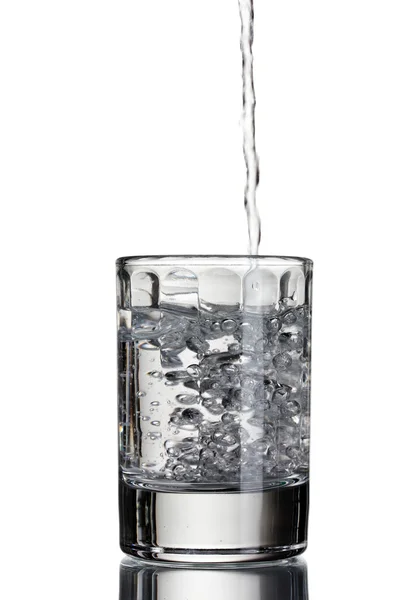 Vodka vertido en un vaso aislado en blanco —  Fotos de Stock