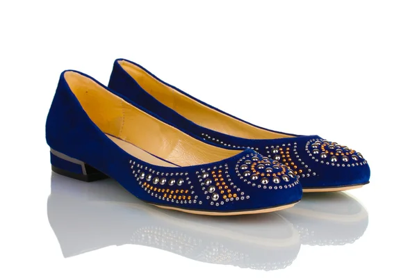 Eleganckie błękitne płaskie buty damskie w kamienie na białym tle — Zdjęcie stockowe