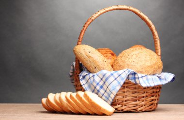 lezzetli ekmek sepeti gri arka plan üzerinde ahşap tablo