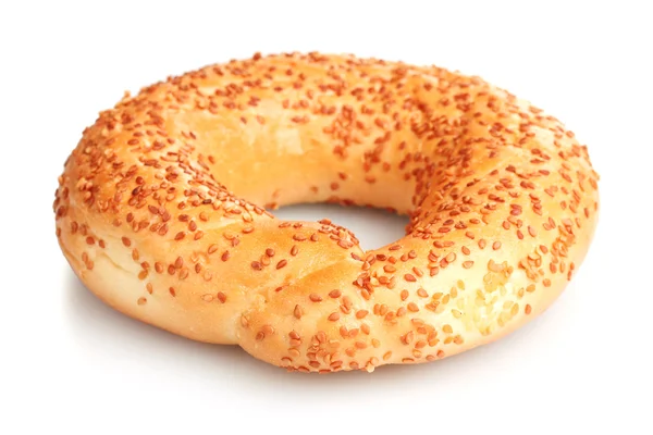 Bagel delicioso com sementes de gergelim isoladas em branco — Fotografia de Stock