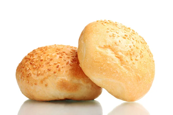 Délicieux petits pains aux graines de sésame isolés sur blanc — Photo