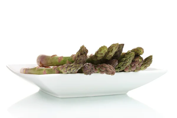 Deliciosos espargos frescos em um prato isolado em branco — Fotografia de Stock