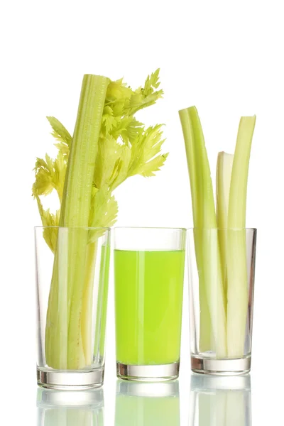 Свежий зеленый сельдерей в стакане и сок изолированы на белом — стоковое фото