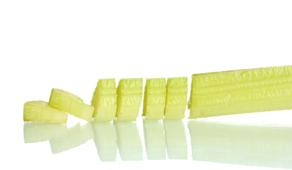 Τεμαχισμένο σέλινο που απομονώνονται σε λευκό — Φωτογραφία Αρχείου