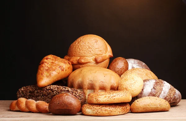 A fából készült asztal barna háttér finom kenyér — Stock Fotó