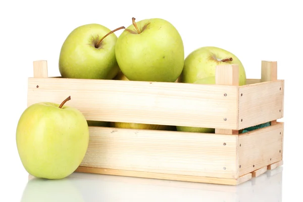 多汁的青苹果在木箱上白色隔离 — 图库照片