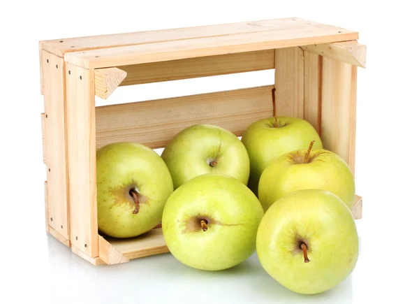 Sappige groene appels in een houten krat geïsoleerd op wit — Stockfoto