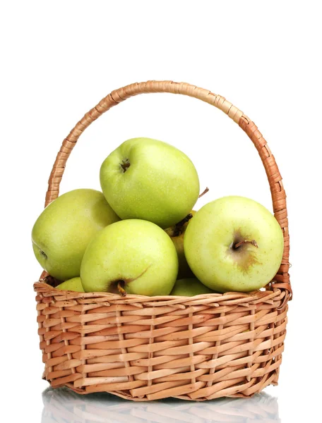 Saftigt gröna äpplen i korgen isolerad på vit — Stockfoto