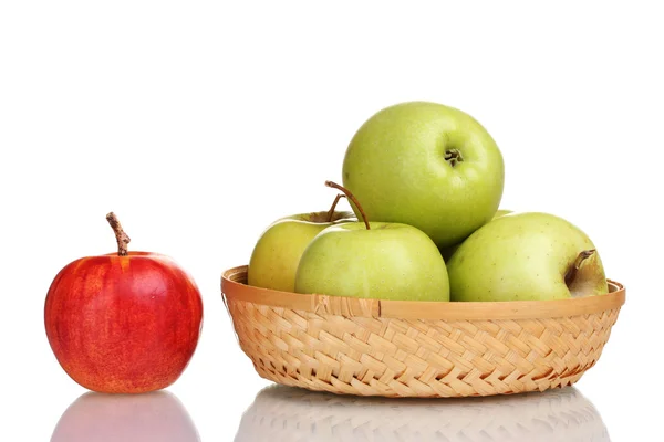 Maçãs verdes suculentas na cesta e maçã vermelha isolada no branco — Fotografia de Stock