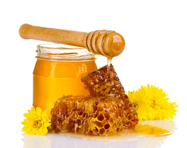 Sklenice medu, voštiny a dřevěné drizzler izolovaných na bílém — Stock fotografie