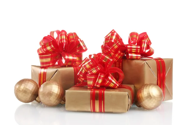 Vackra gyllene gåvor med rött band och julgranskulor isolerad på whit — Stockfoto