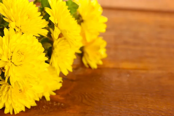 Gele chrysanten bloemen op houten achtergrond — Stockfoto