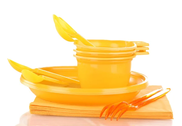 Louça de plástico amarelo brilhante e guardanapos isolados em branco — Fotografia de Stock