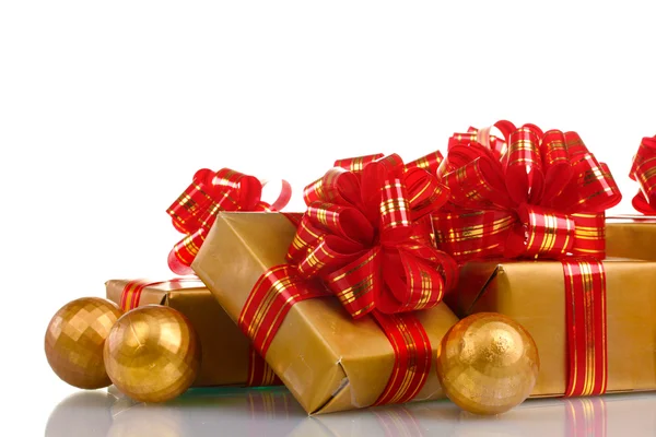 Hermosos regalos de oro con cinta roja y bolas de Navidad aislados en whit —  Fotos de Stock