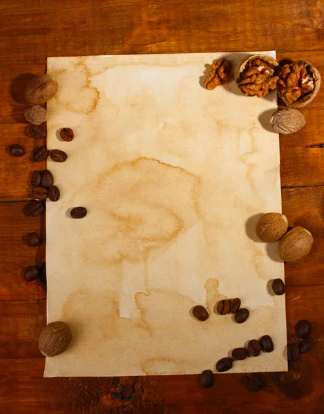 Papel velho de receitas e temperos em mesa de madeira — Fotografia de Stock