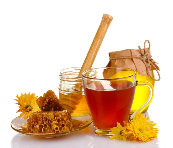 Med, citron, honeycomb a šálek čaje izolovaných na bílém — Stock fotografie