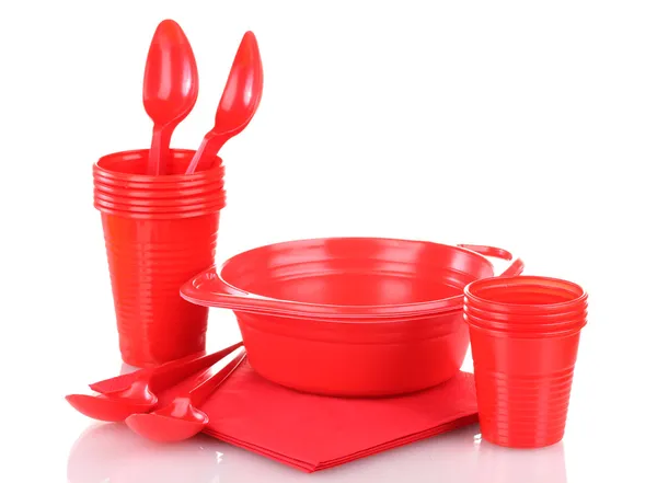 Louça de plástico vermelha brilhante e guardanapos isolados em branco — Fotografia de Stock