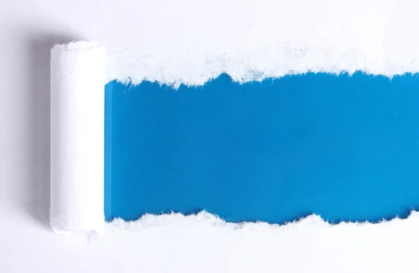 Zerrissenes Papier mit blauem Hintergrund — Stockfoto