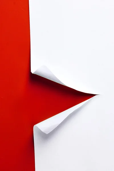 Zerrissenes Papier mit rotem Hintergrund — Stockfoto