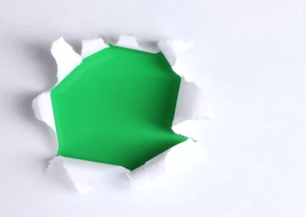 Рваний папір з зеленим фоном — стокове фото
