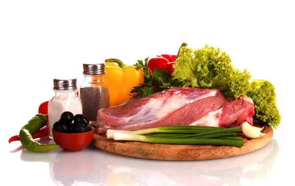 Сырое мясо и овощи на деревянной доске изолированы на белой — стоковое фото