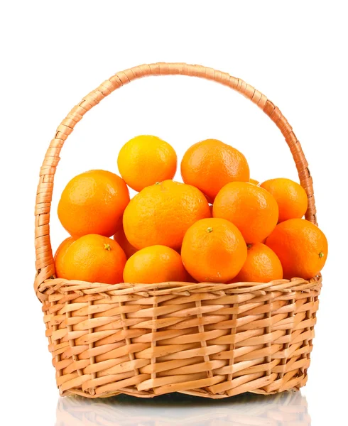 Mandarinky v krásné koše izolovaných na bílém — Stock fotografie