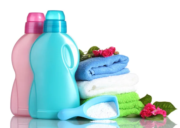 Detergente con detersivo in polvere e asciugamani isolati su bianco — Foto Stock