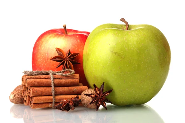 Kanelstänger, äpplen, muskot och anis isolerad på vit — Stockfoto