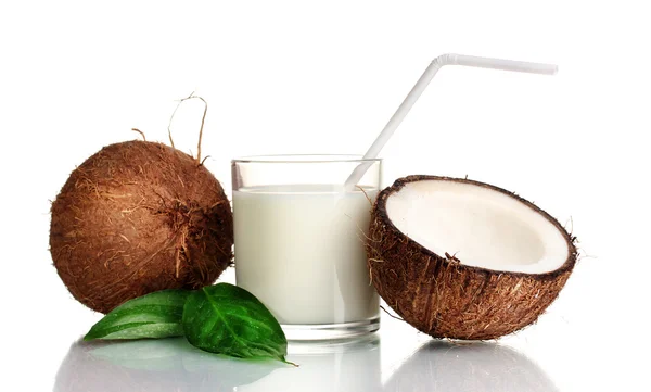 Leite de coco e coco isolado sobre branco — Fotografia de Stock