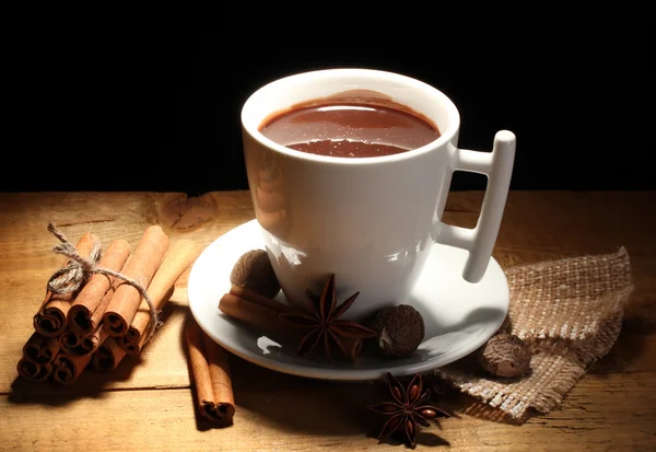 Copa de chocolate caliente, palitos de canela, nueces y chocolate en la mesa de madera o —  Fotos de Stock