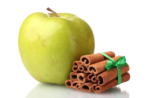 Laski cynamonu i zielone jabłko na białym tle — Zdjęcie stockowe