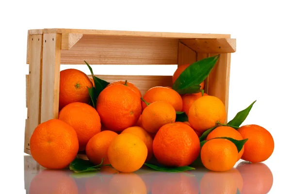 Ripe tasty tangerines with leaves in wooden box dropped isolated on white — Stock Photo, Image