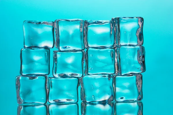 Mavi arkaplanda buz küpleri — Stok fotoğraf