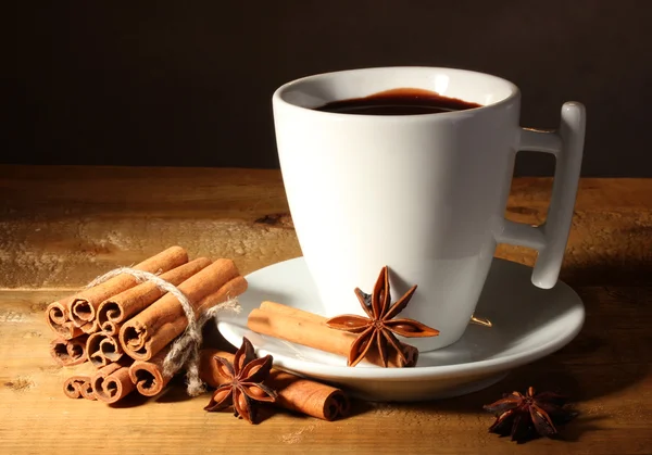 Copa de chocolate caliente, palitos de canela, nueces y chocolate en la mesa de madera o —  Fotos de Stock