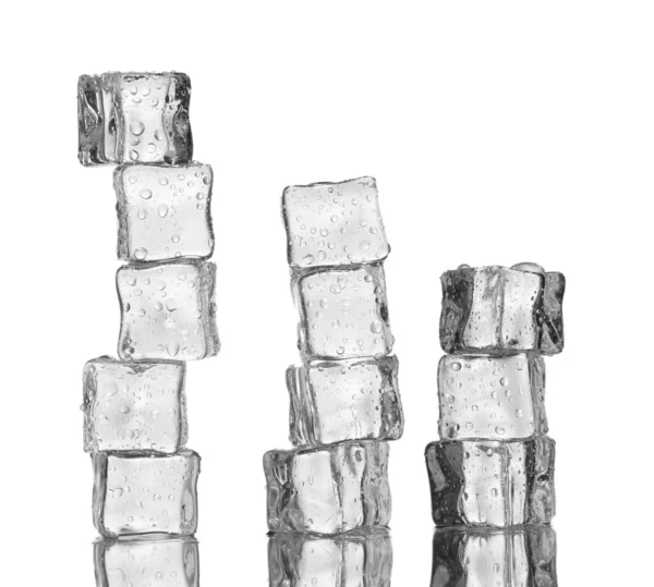 Topnienia lodu kostki na białym tle — Zdjęcie stockowe