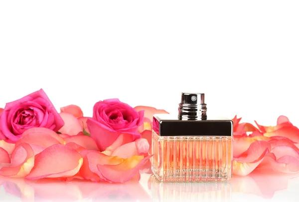 Perfume en una hermosa botella, pétalos y rosas rosadas aisladas en blanco — Foto de Stock