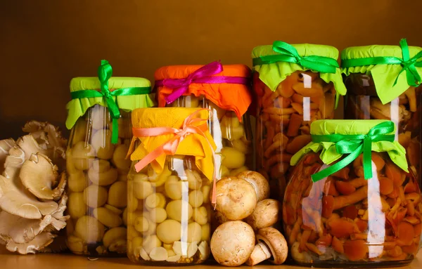 Délicieux champignons marinés dans les pots en verre, champignons crus et huîtres — Photo