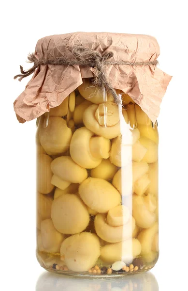 白で隔離されるガラスの瓶でおいしい茸のマリネ — ストック写真