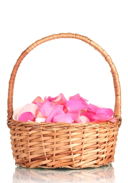 Hermoso rosa pétalos en cesta aislado en blanco —  Fotos de Stock