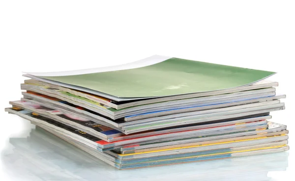 Pilha de revistas isoladas em branco — Fotografia de Stock