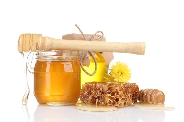 Zwei Gläser Honig, Waben und hölzerner Nieselregen isoliert auf weiß — Stockfoto