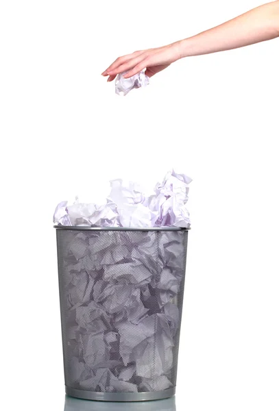 종이를 손으로 흰색 절연 금속 쓰레기통 — 스톡 사진
