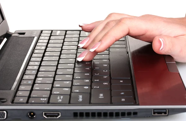 Nieuwe laptop en vrouw hand geïsoleerd op wit — Stockfoto
