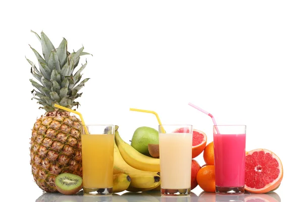 热带水果和果汁上白色隔离 — 图库照片